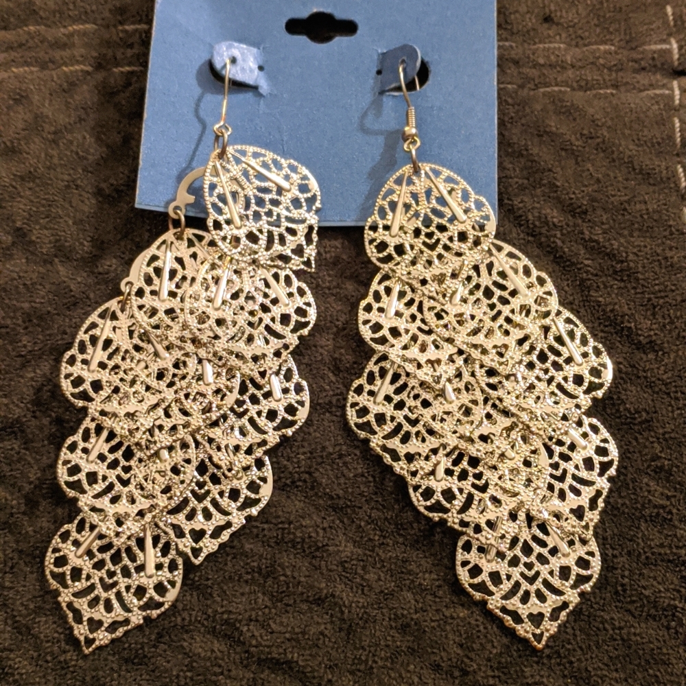 NWT Vera Wang Dangling Earrings